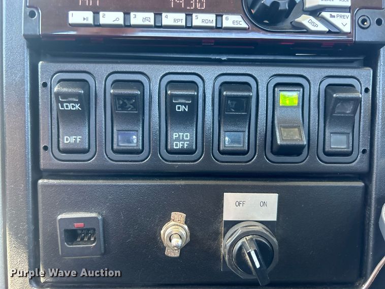 image for item EG1105 2013 International  7400 tank truck