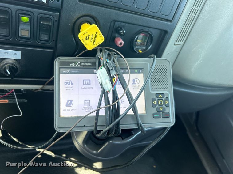 image for item EG1105 2013 International  7400 tank truck