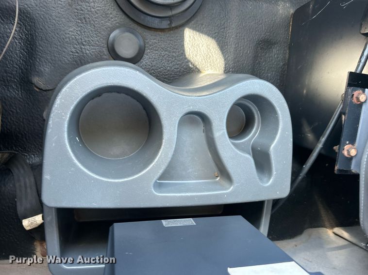 image for item EG1105 2013 International  7400 tank truck