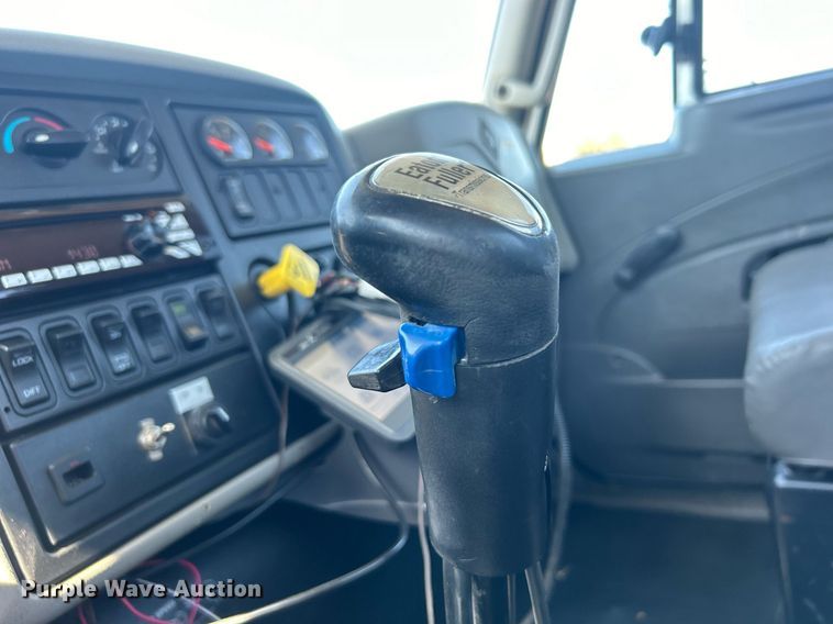 image for item EG1105 2013 International  7400 tank truck