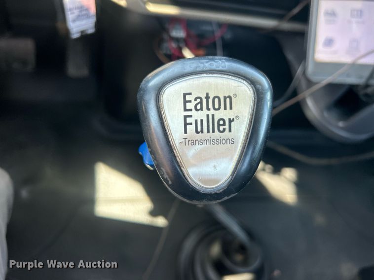 image for item EG1105 2013 International  7400 tank truck