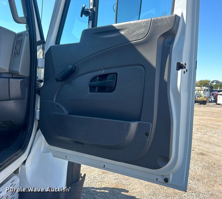 image for item EG1105 2013 International  7400 tank truck