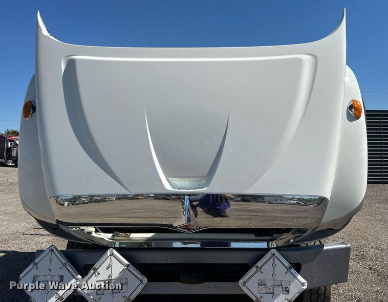 image for item EG1105 2013 International  7400 tank truck