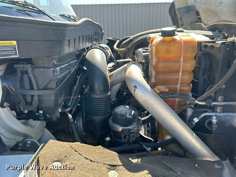 image for item EG1105 2013 International  7400 tank truck