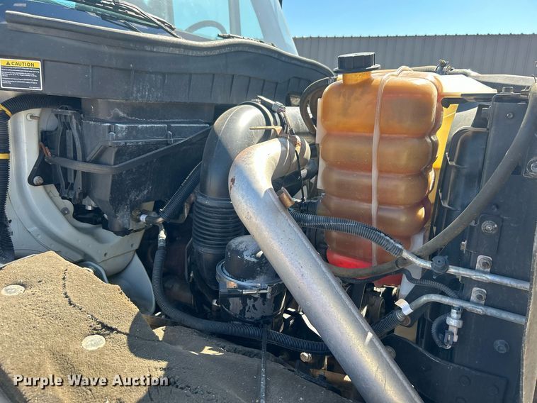 image for item EG1105 2013 International  7400 tank truck