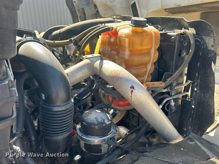 image for item EG1105 2013 International  7400 tank truck