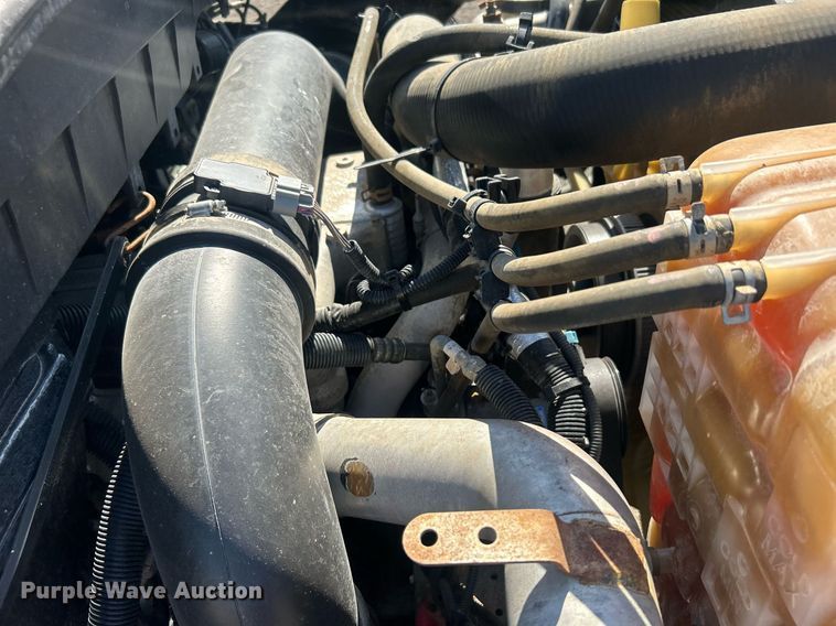 image for item EG1105 2013 International  7400 tank truck