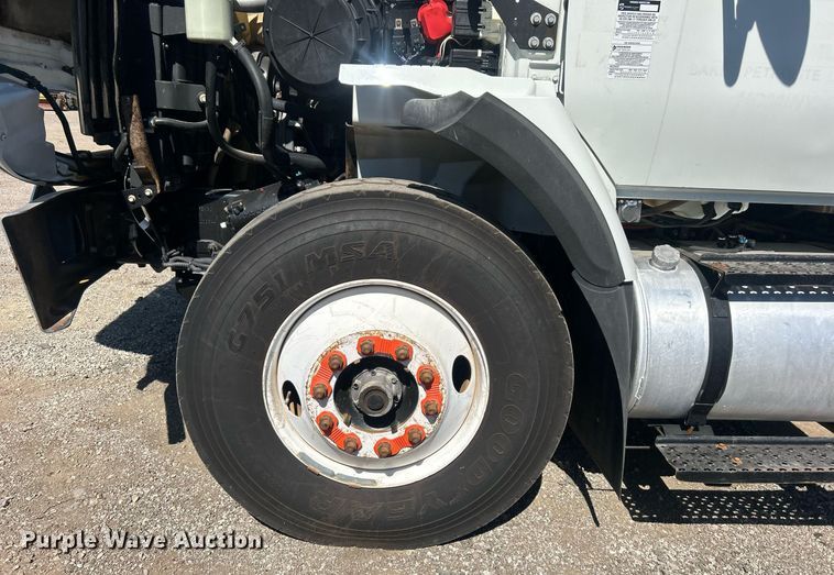 image for item EG1105 2013 International  7400 tank truck