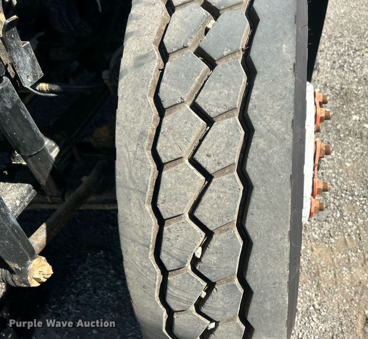 image for item EG1105 2013 International  7400 tank truck