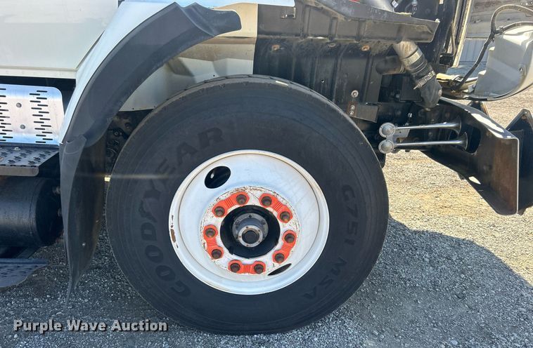 image for item EG1105 2013 International  7400 tank truck