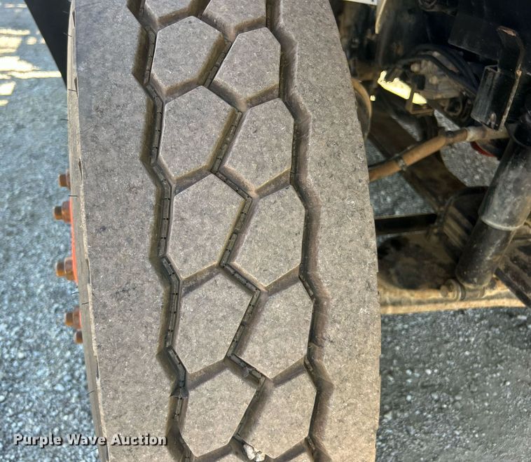 image for item EG1105 2013 International  7400 tank truck