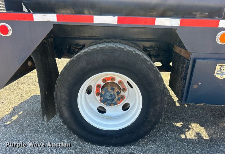 image for item EG1105 2013 International  7400 tank truck