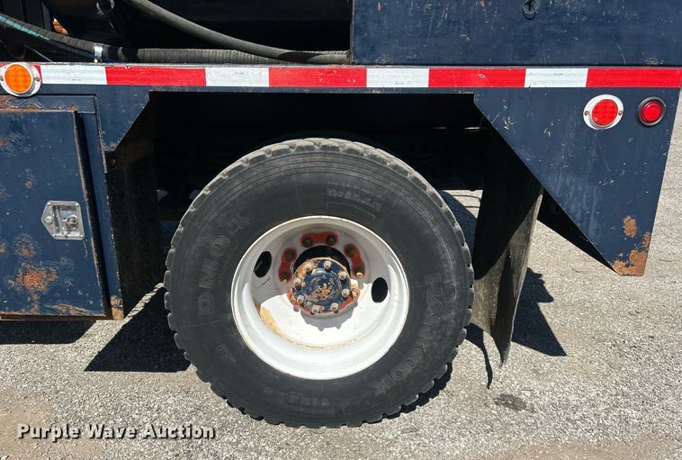 image for item EG1105 2013 International  7400 tank truck