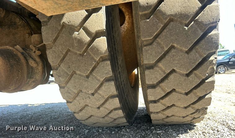 image for item EG1105 2013 International  7400 tank truck