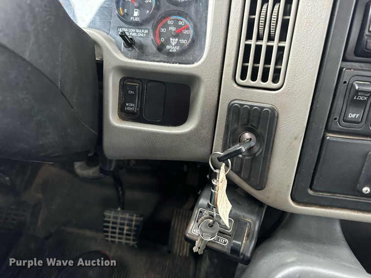 image for item EH7019 2014 International  7400 digger derrick truck