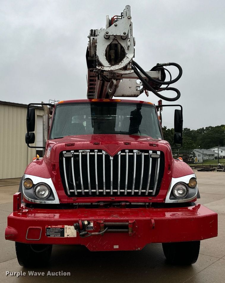 image for item EH7020 2010 International 7500 digger derrick truck