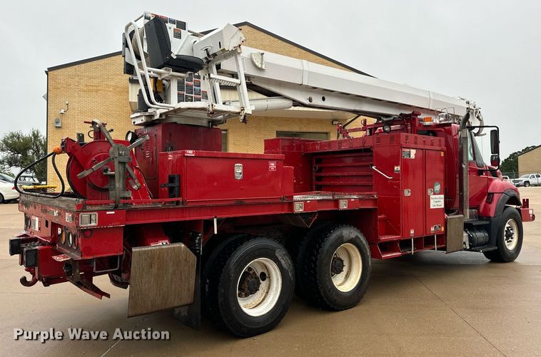 image for item EH7020 2010 International 7500 digger derrick truck