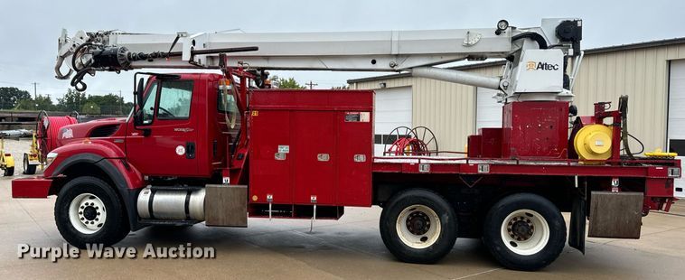 image for item EH7020 2010 International 7500 digger derrick truck