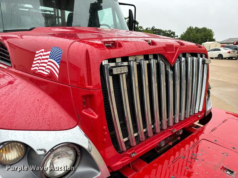 image for item EH7020 2010 International 7500 digger derrick truck