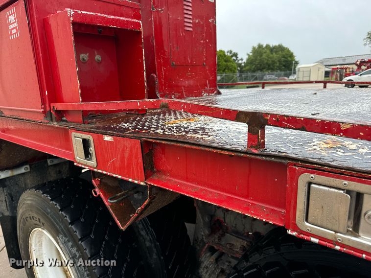 image for item EH7020 2010 International 7500 digger derrick truck