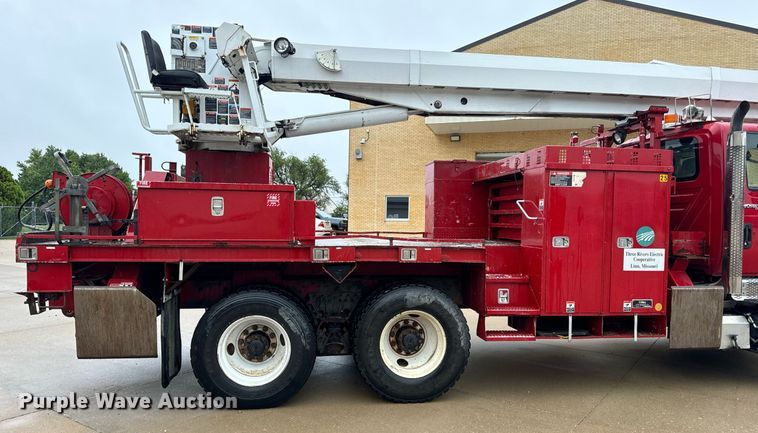 image for item EH7020 2010 International 7500 digger derrick truck