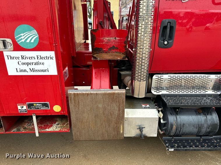 image for item EH7020 2010 International 7500 digger derrick truck