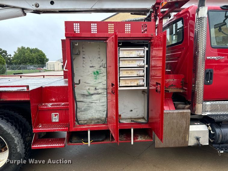 image for item EH7020 2010 International 7500 digger derrick truck