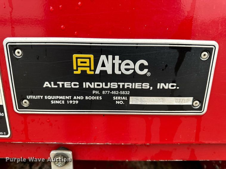 image for item EH7020 2010 International 7500 digger derrick truck