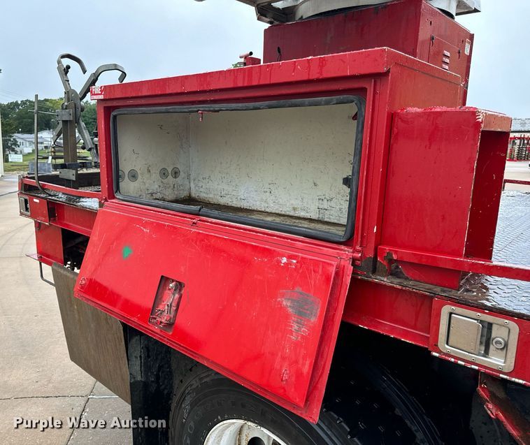 image for item EH7020 2010 International 7500 digger derrick truck