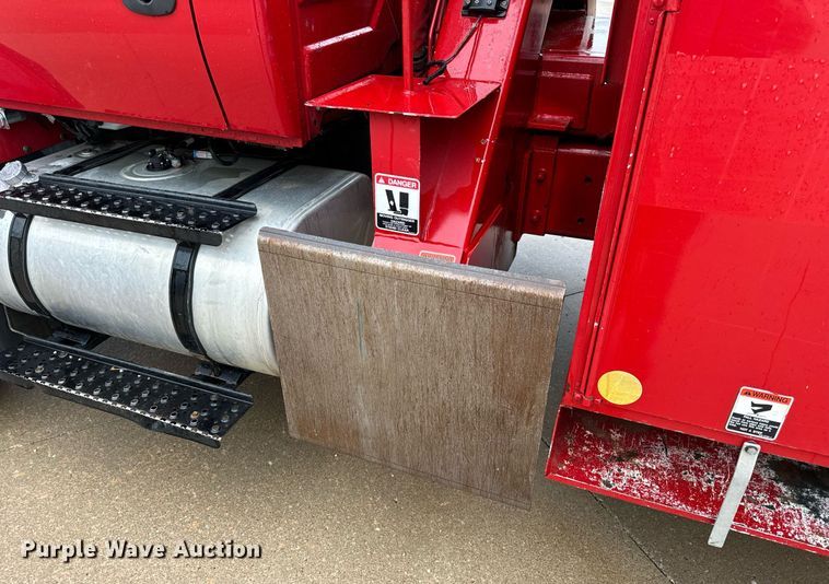 image for item EH7020 2010 International 7500 digger derrick truck