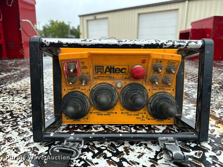 image for item EH7020 2010 International 7500 digger derrick truck