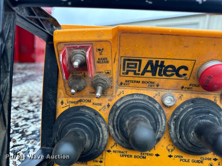 image for item EH7020 2010 International 7500 digger derrick truck