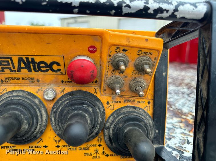 image for item EH7020 2010 International 7500 digger derrick truck