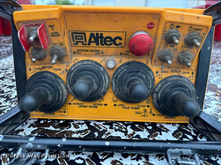 image for item EH7020 2010 International 7500 digger derrick truck