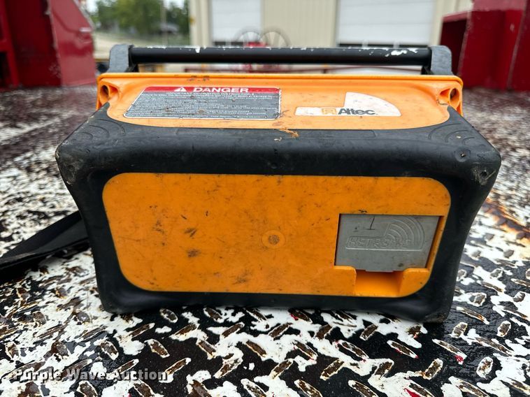 image for item EH7020 2010 International 7500 digger derrick truck