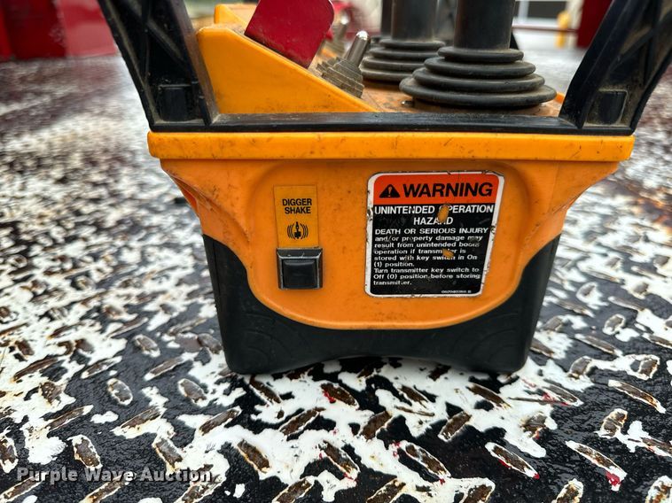 image for item EH7020 2010 International 7500 digger derrick truck