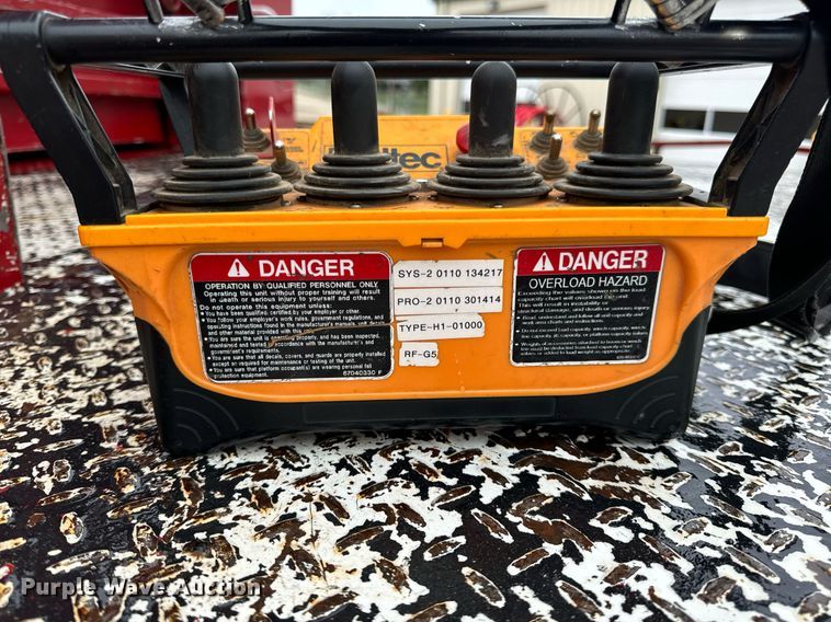 image for item EH7020 2010 International 7500 digger derrick truck