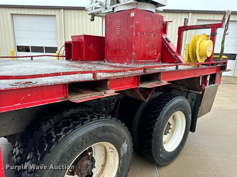 image for item EH7020 2010 International 7500 digger derrick truck