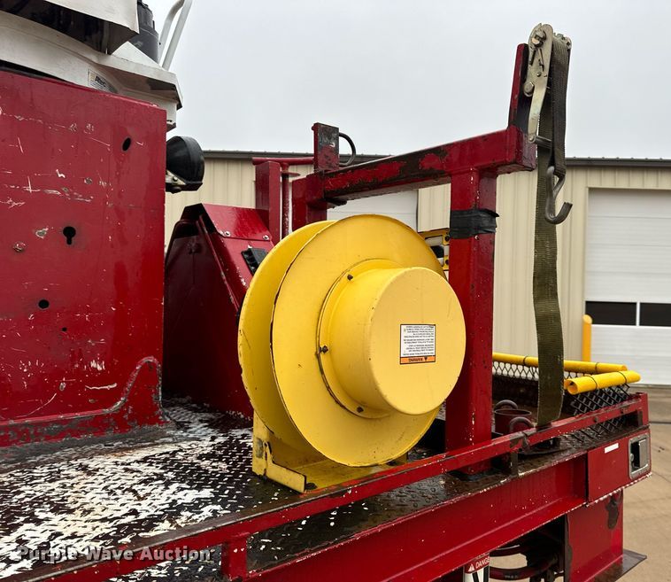 image for item EH7020 2010 International 7500 digger derrick truck