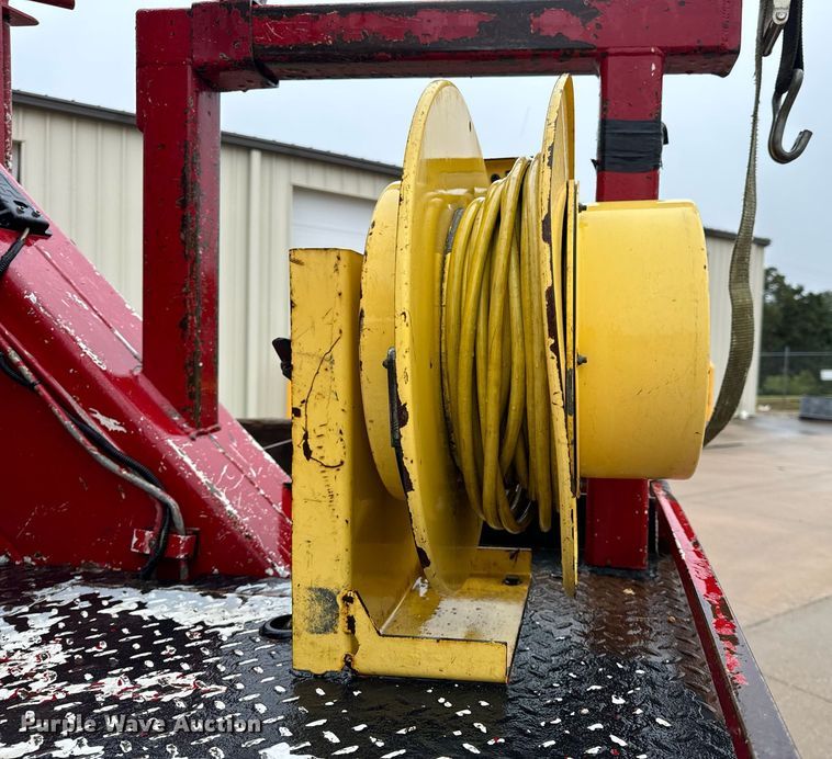 image for item EH7020 2010 International 7500 digger derrick truck