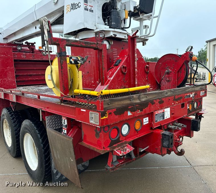 image for item EH7020 2010 International 7500 digger derrick truck