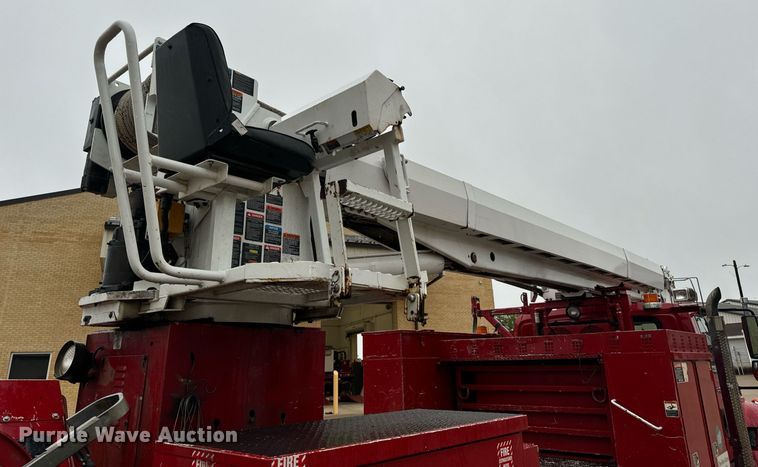 image for item EH7020 2010 International 7500 digger derrick truck