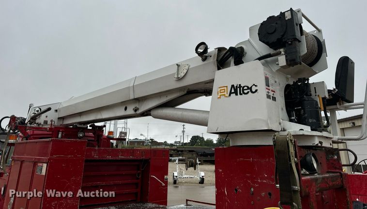 image for item EH7020 2010 International 7500 digger derrick truck