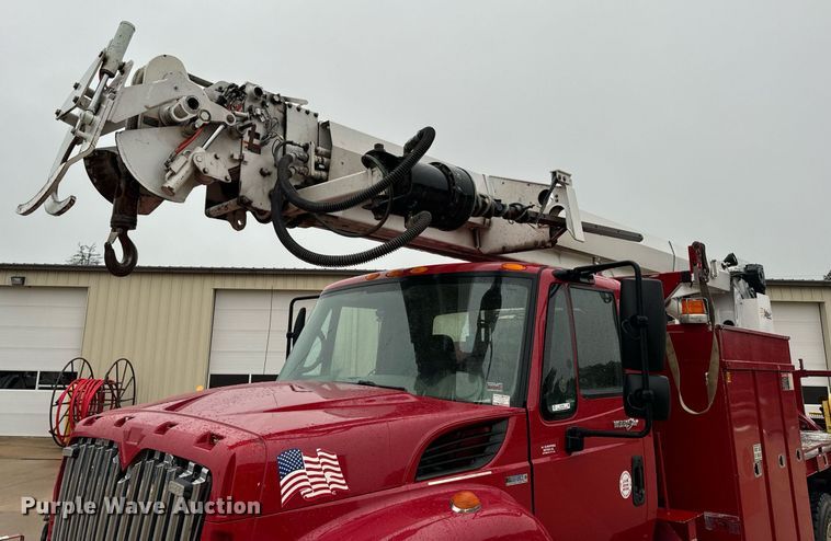 image for item EH7020 2010 International 7500 digger derrick truck