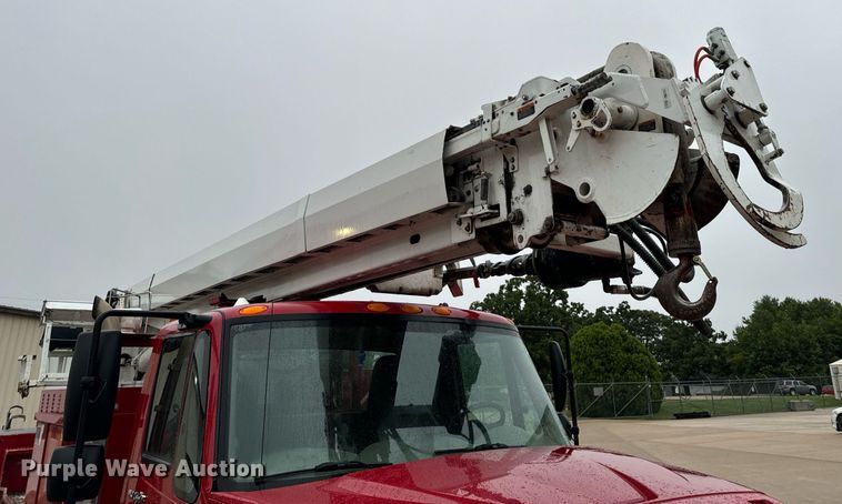 image for item EH7020 2010 International 7500 digger derrick truck