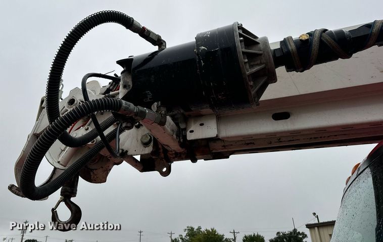 image for item EH7020 2010 International 7500 digger derrick truck