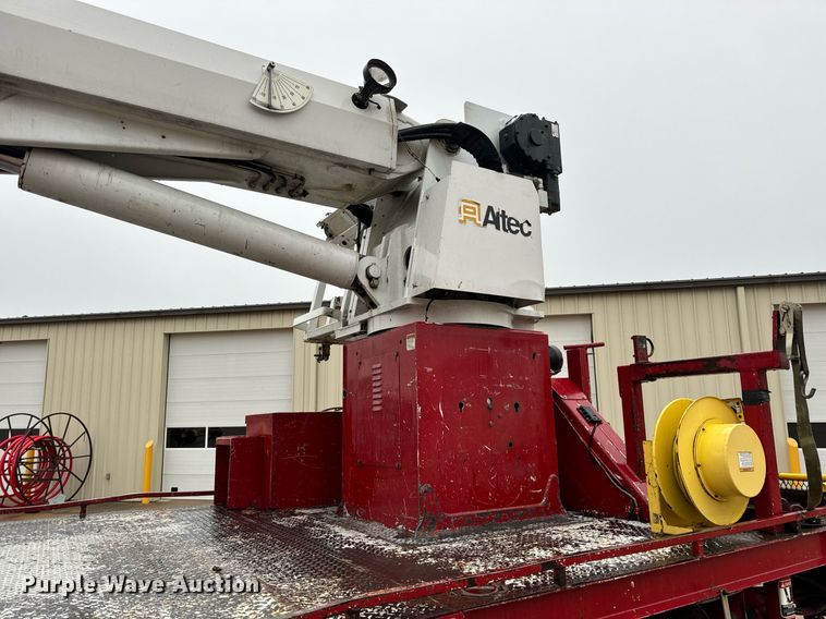 image for item EH7020 2010 International 7500 digger derrick truck