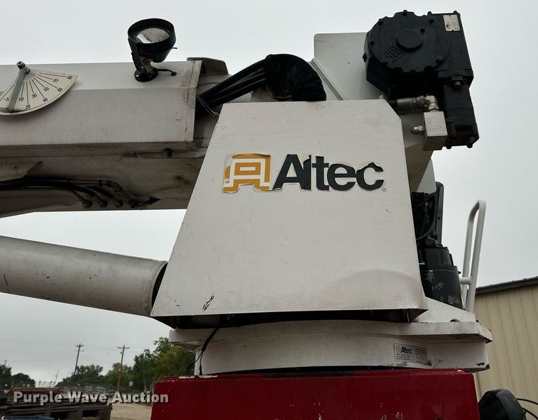 image for item EH7020 2010 International 7500 digger derrick truck