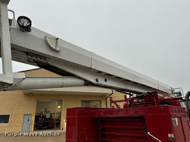 image for item EH7020 2010 International 7500 digger derrick truck