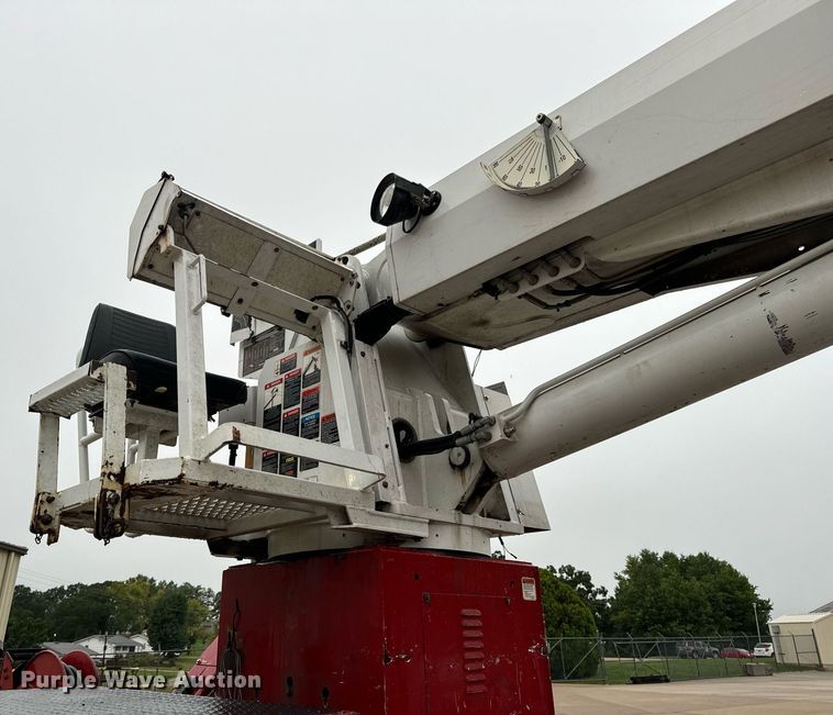 image for item EH7020 2010 International 7500 digger derrick truck